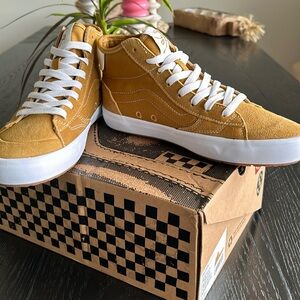 The Lizzie high top Gold/white Vans men/women men size 7/W 8.5